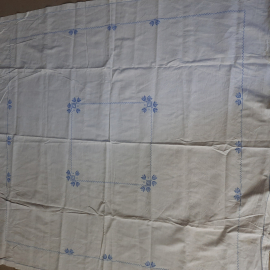 Скатерть белая с синей вышивкой, 130х135 см.. Картинка 3
